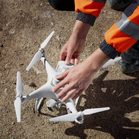 DJI Phantom 4 RTK dronas tiksliam aerokartografavimui